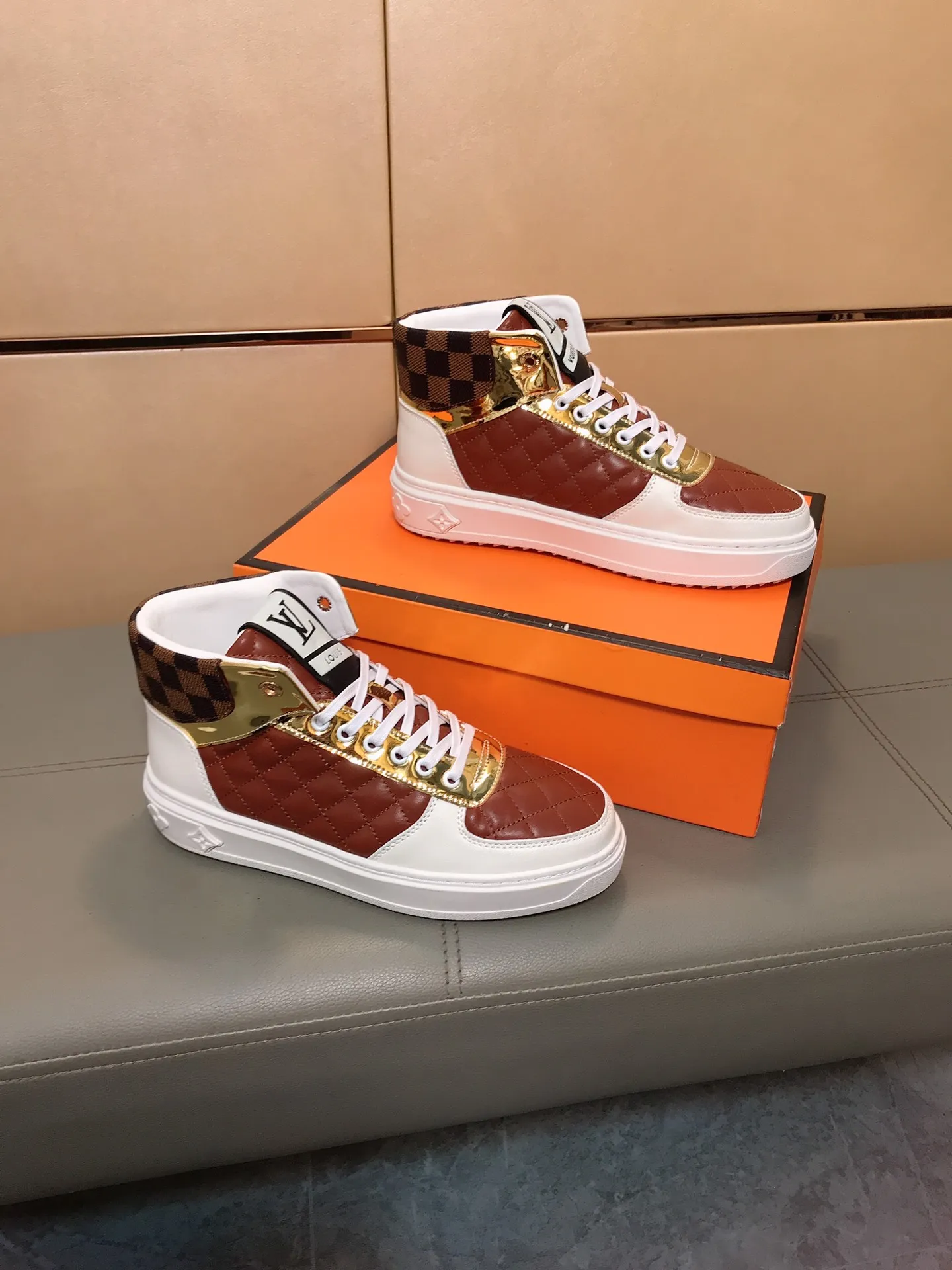 Factory price 400 👟👟🤝 (LV Louis Vuitton) New Korean style high-top casual shoes for men [Proud] hot style, imported cowhide with original printing, genuine leather lining, wear-resistant and non-slip rubber outsole. If you are still worried about wearing matching shoes, then these shoes are your best choice! Code number: 38-44